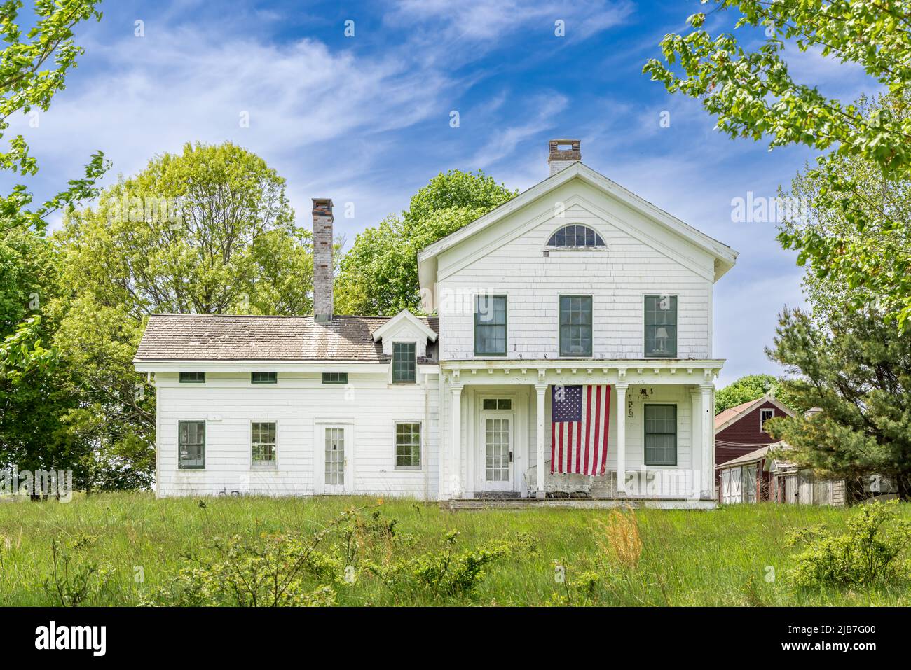 Große amerikanische Flagge wurde auf der Veranda der 270 Lumber Lane, Bridgehampton, ausgezahlt Stockfoto