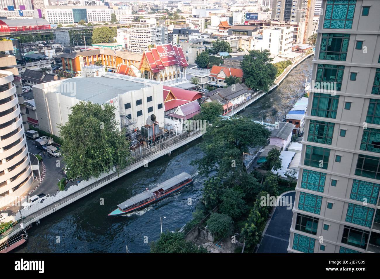 Hohe Ansicht der Passagierboote in den Kanälen in Bangkok Stockfoto