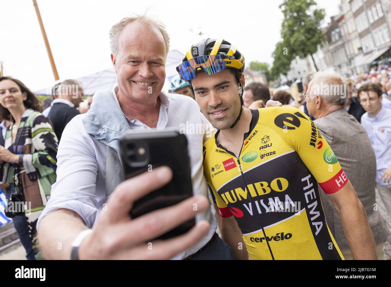 MAASTRICHT - der Radsportler Tom Dumoulin vor dem Start der RSM-Wealer Ronde, einem Kriterium in Maastricht. Dumoulin wird seine Karriere nach dieser Saison beenden. ANP ROB ANGELAAR Stockfoto