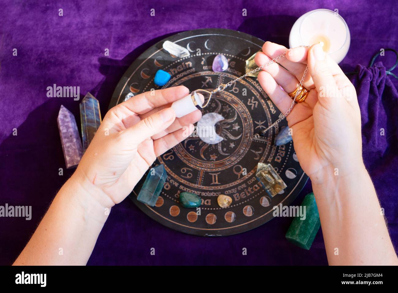 Draufsicht auf Astrologen-Hände Stockfoto