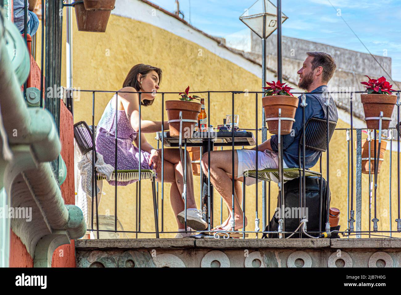 Ein Paar genießt ein schönes, romantisches Mittagessen in einem Café auf einer echten Brücke, Guanajuato, Mexiko. Stockfoto