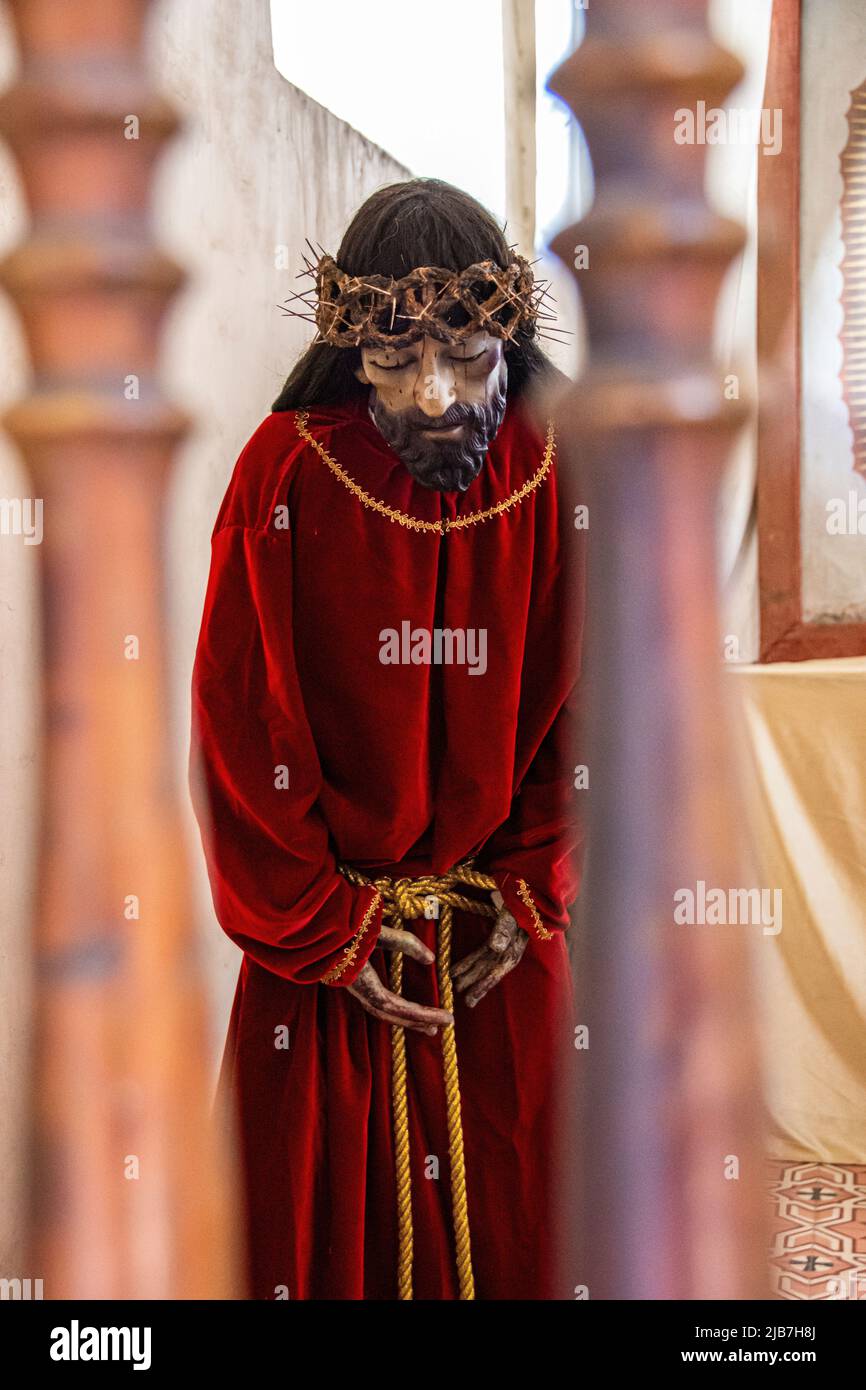 Ein Bild von Jesus Christus, wie von einem Künstler in Form einer Statue, gerahmt zwischen zwei Geländern, auf einer Treppe in einer Kirche vorgestellt. Stockfoto