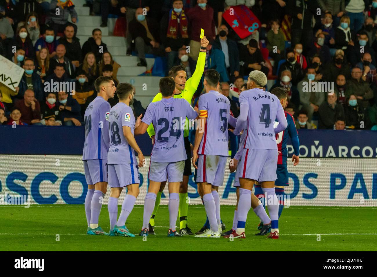 Valencia, (SPANIEN) - 10. April 2022 - Spieler von F. C. Barcelona protestieren beim Schiedsrichter und signalisieren eine Strafe. Stockfoto