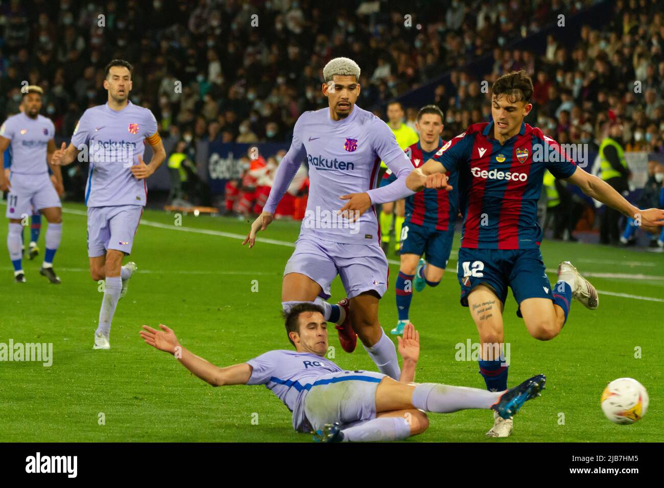 Valencia, (SPANIEN) - 10. April 2022 - F. C. Barcelona-Spieler Eric García macht vor den Spielern Araújo und Marc Pubill einen Ball frei Stockfoto