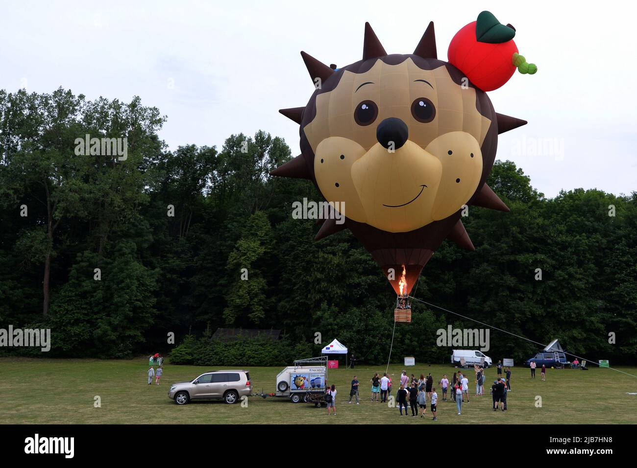 Brestek, Tschechische Republik. 3.. Juni 2022. Das Heissluftballon-Team aus Igel namens Pepe bereitet sich auf den Start während des Ballonfestivals in Brestek in der Tschechischen Republik vor. (Bild: © Slavek Ruta/ZUMA Press Wire) Bild: ZUMA Press, Inc./Alamy Live News Stockfoto