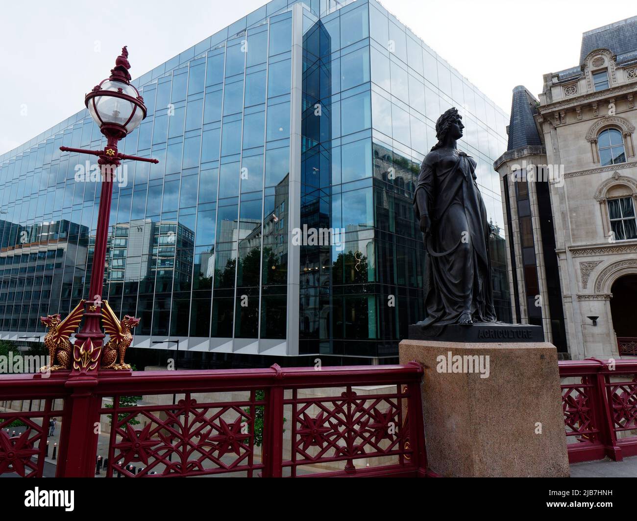 London, Greater London, England, Mai 21 2022: Holborn Viadukt gusseiserne Trägerbrücke mit Statue und Gebäuden dahinter. Stockfoto