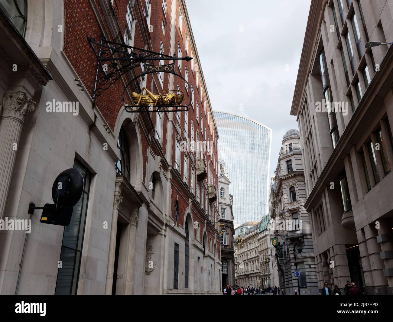 Lombard Street in Richtung Sky Garden. Der Grasshopper ist das Familienzeichen des Kaufmanns und Financers Thomas Gresham. City of London. Stockfoto