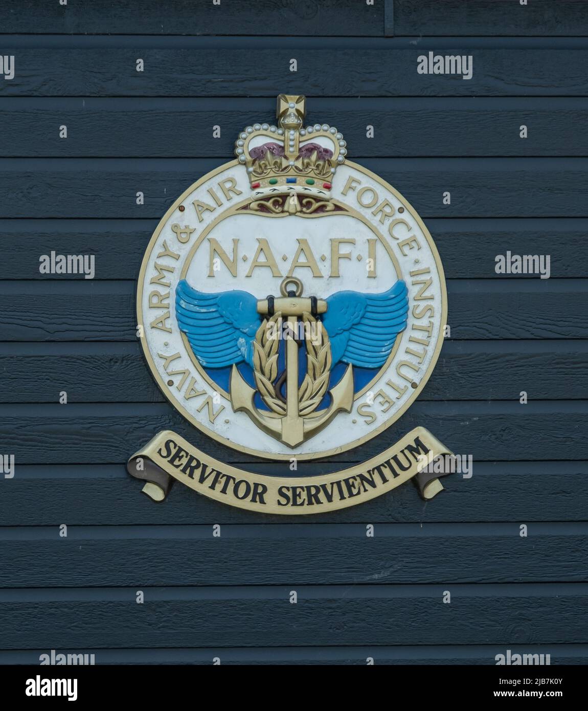 East Kirkby, Lincolnshire, Großbritannien – Juni 02 2022. Das NAAFI-Schild an der Außenseite der Messehalle im Luftfahrtmuseum Stockfoto