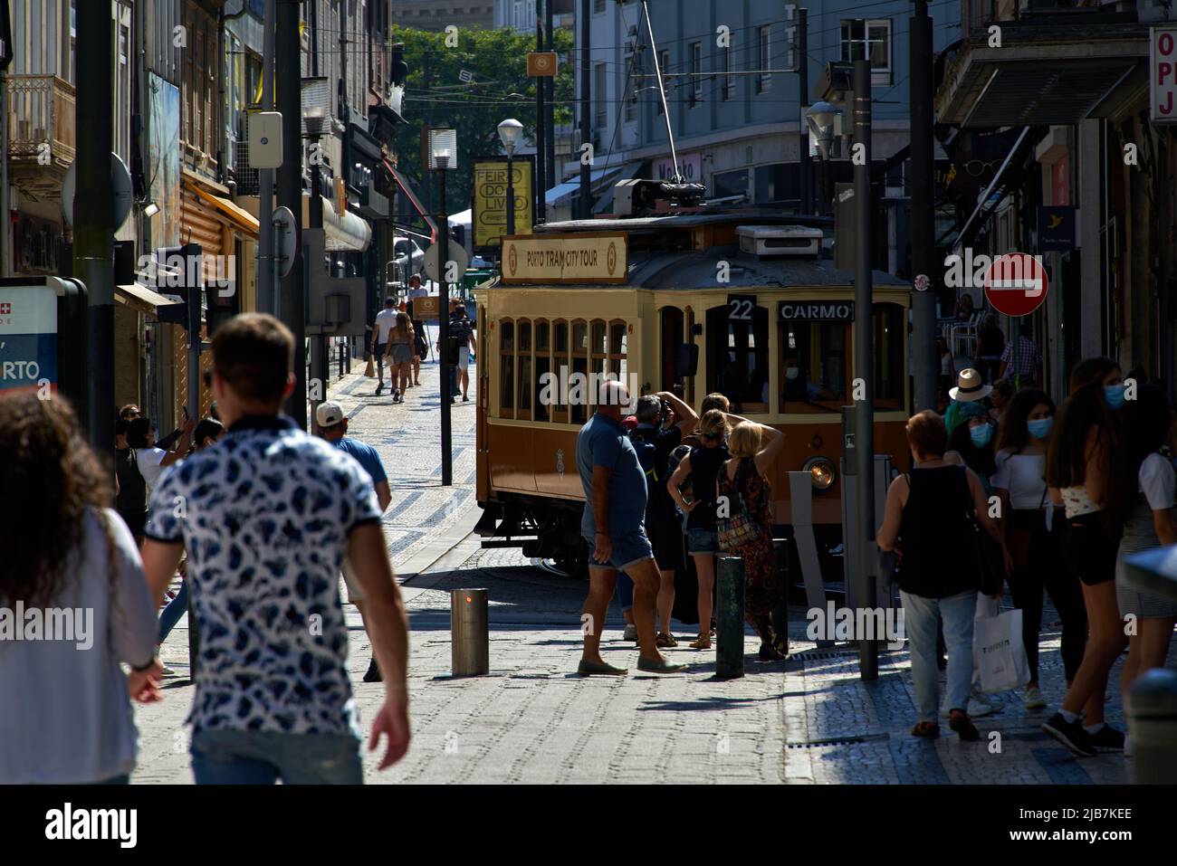 Porto, Portugal september 4 2020, Blick auf die Straße voller Menschen und einer traditionellen Straßenbahn Stockfoto