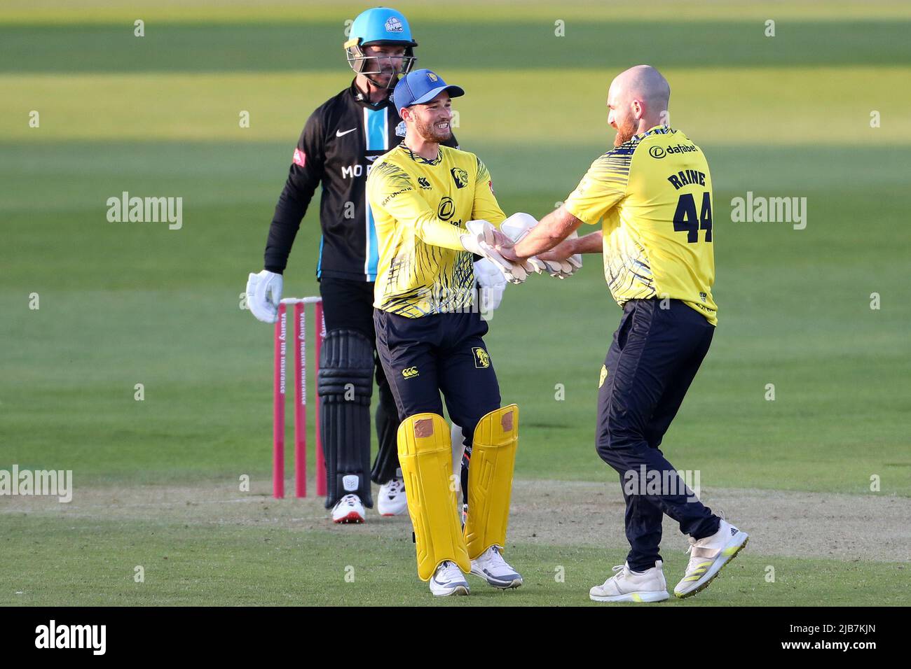 CHESTER LE STREET, GROSSBRITANNIEN. JUN 1. Durhams Ben Raine feiert mit Ollie Robinson während des Vitality T20 Blast-Spiels zwischen dem Durham County Cricket Club und Worcestershire am Mittwoch, dem 1.. Juni 2022, im Seat Unique Riverside, Chester le Street. (Kredit: Mark Fletcher | MI News) Kredit: MI Nachrichten & Sport /Alamy Live News Stockfoto