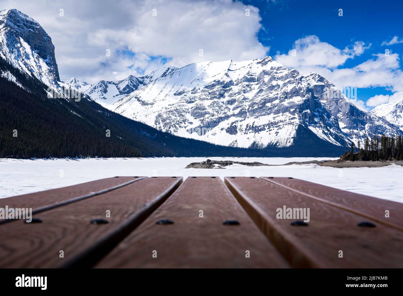 Ein Picknicktisch ohne Menschen mit Blick auf ein Bergtal in den kanadischen Rockies an einem beliebten Touristenziel im Kananaskis Provincial Park kann Stockfoto