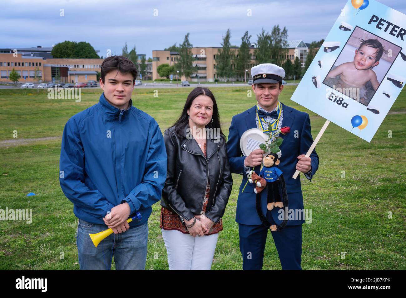 Junger Student mit Familie, Feier des Abschlusses der Sekundarstufe II in Schweden. Stockfoto
