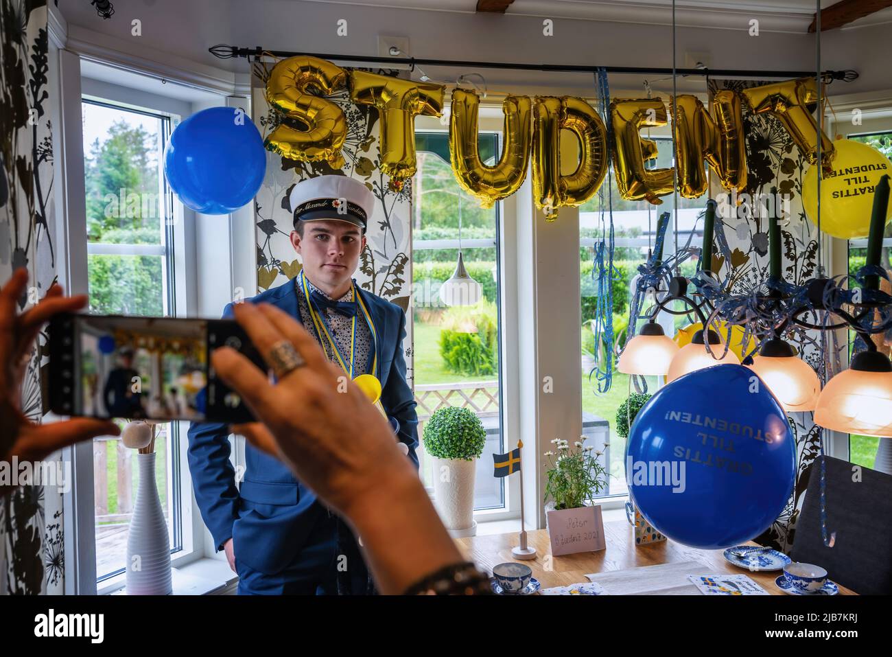 Junge Studentin zu Hause, Feier des Abschlusses der Sekundarstufe II in Schweden. Stockfoto