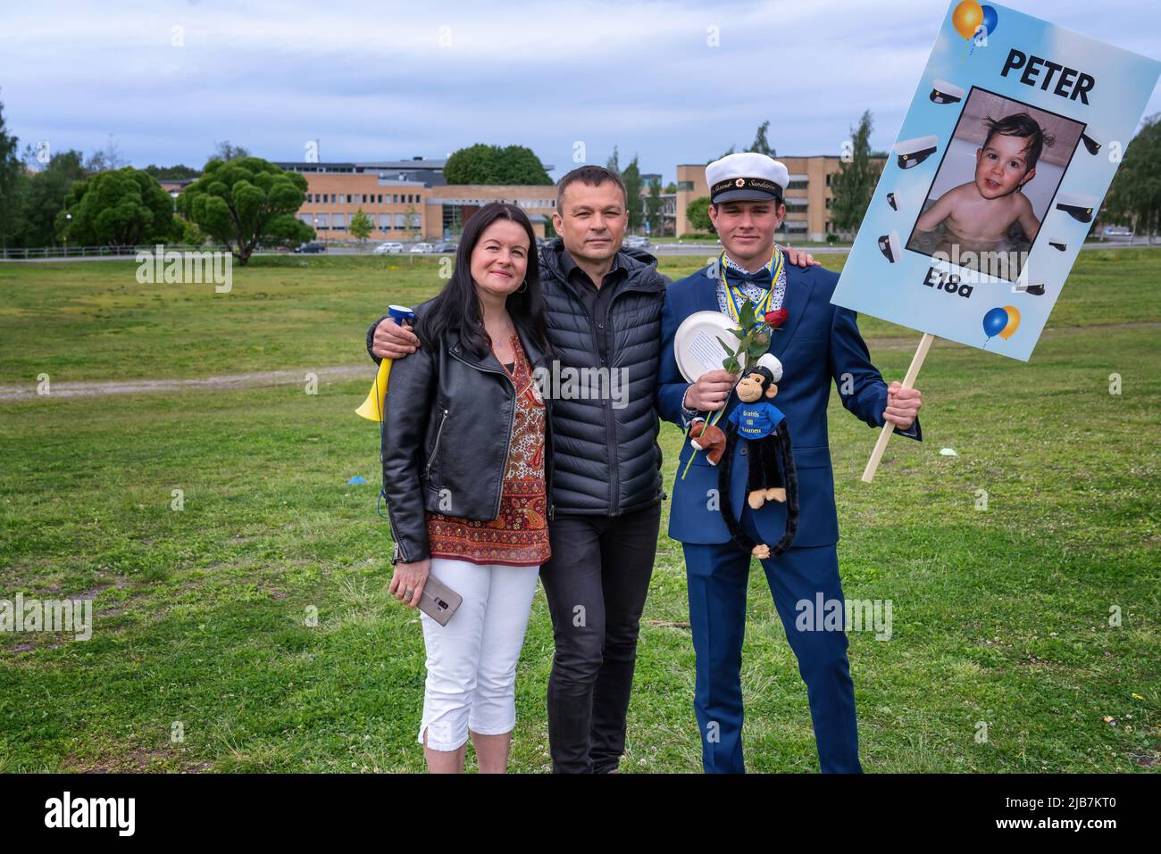 Junger Student mit Eltern, Feier des Abschlusses der Sekundarstufe II in Schweden. Junge Studentin, Familie, Feier Stockfoto