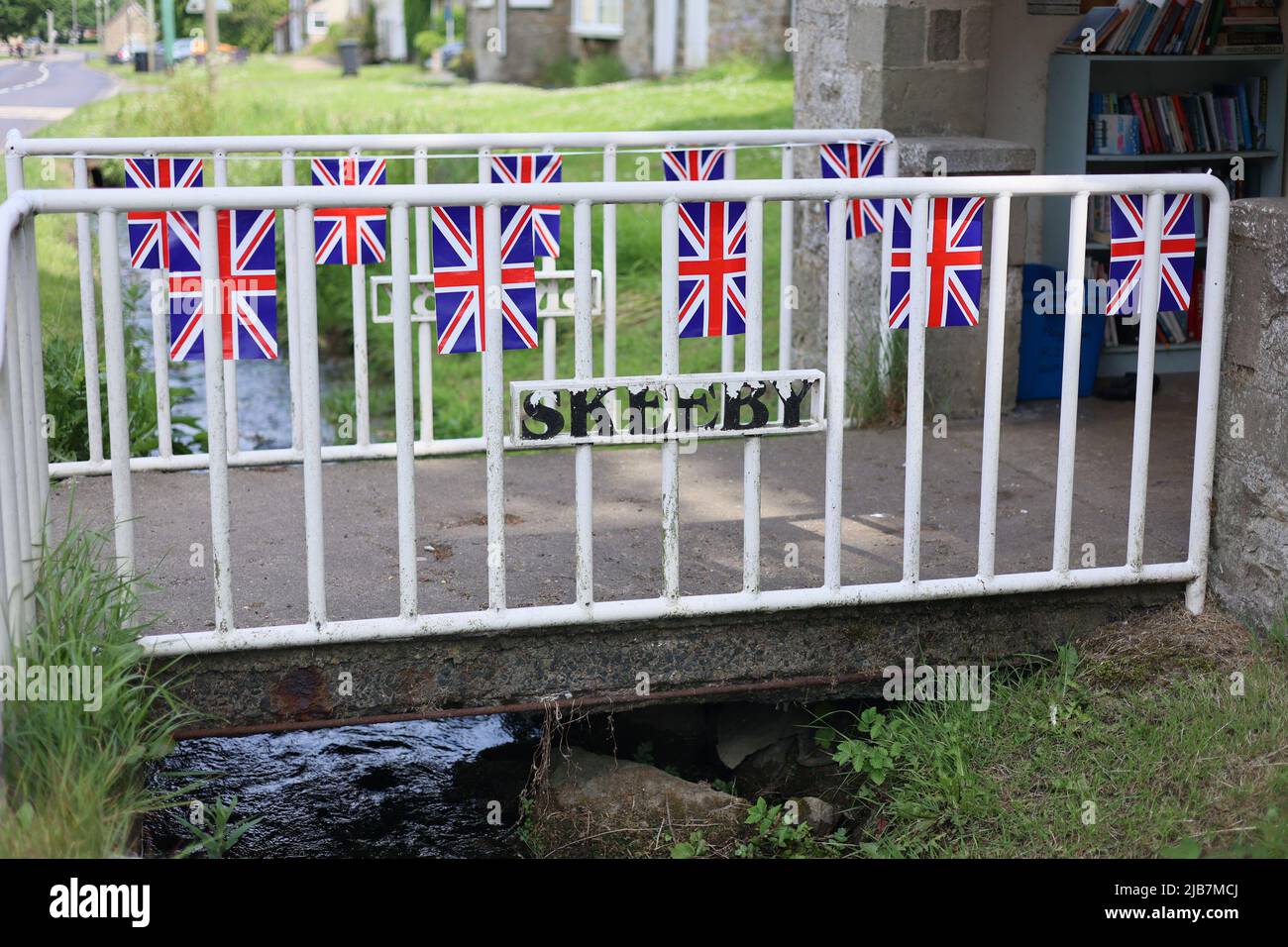 SKEEBY, NORTH YORKSHIRE, Großbritannien, JUNI 2. für die Feierlichkeiten zum Platin-Jubiläum der Königin im Dorf Skeeby in Rishi Sunaks Wahlkreis Richmond (Yorks) gibt es zahlreiche Unionsflaggen (Bild von Pat Scaasi | MI News) Credit: MI News & Sport /Alamy Live News Stockfoto