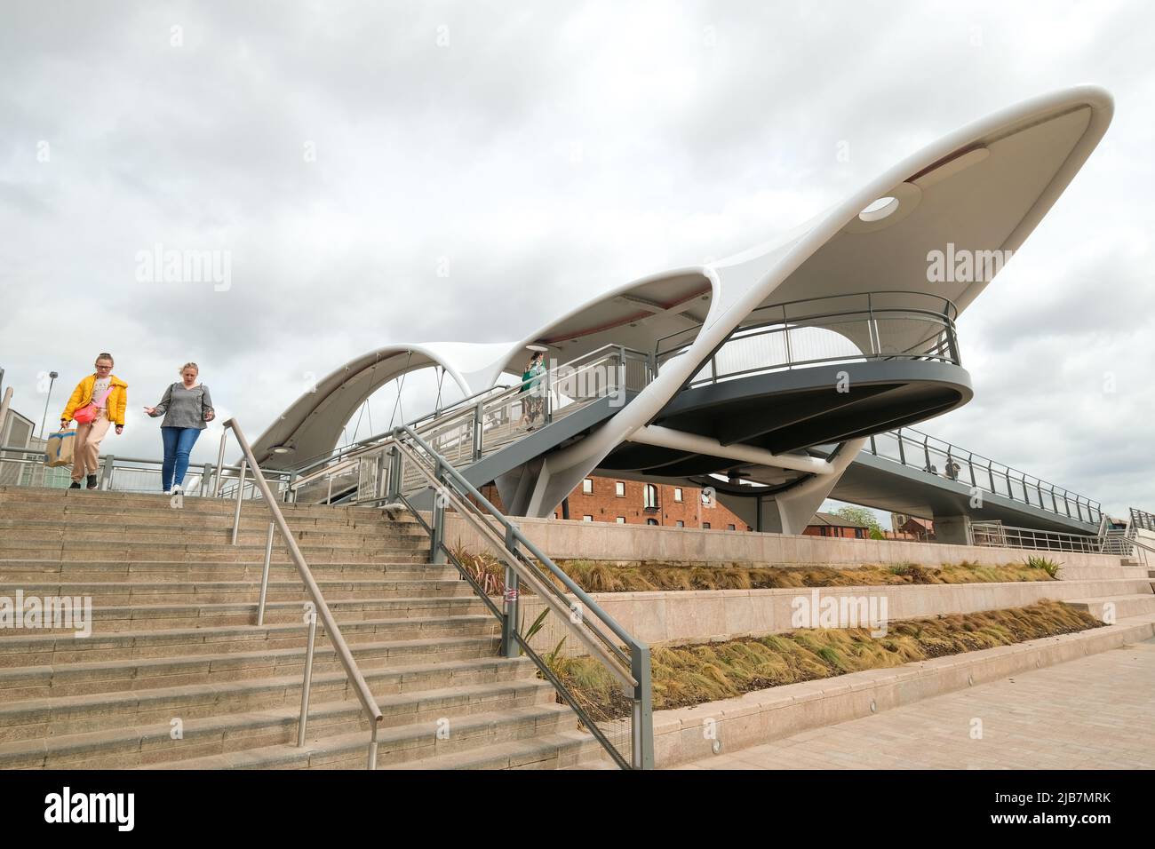 Hull, East Yorkshire, Großbritannien, 21. Mai 2022 Hull, East Yorkshire, Großbritannien, 21. Mai 2022 Murdoch's Connection, eine neue Fußgängerbrücke, die das Zentrum von Hull verbindet Stockfoto Hull, East Yorkshire, Großbritannien, 21. Mai 2022 Hull, East Yorkshire, Großbritannien, 21. Mai 2022 Murdoch's Connection, eine neue Fußgängerbrücke, die das Zentrum von Hull verbindet Stockfoto