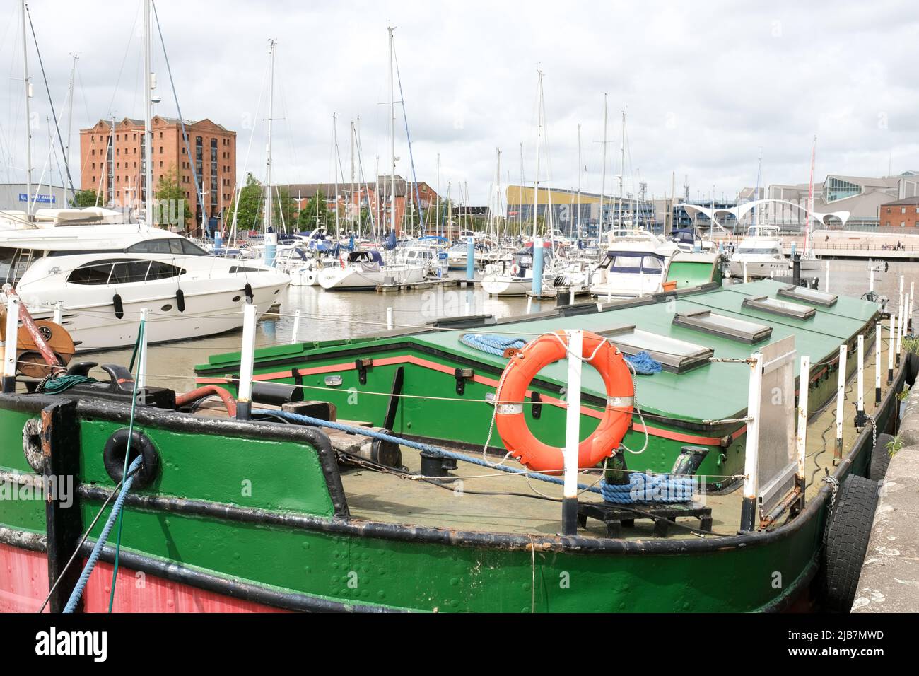 Hull, East Yorkshire, Großbritannien, 21. Mai 2022 Blick über den Yachthafen in Hull mit einer lebhaften Sammlung von Booten und der neuen Murdoch-Verbindungsbrücke Stockfoto Hull, East Yorkshire, Großbritannien, 21. Mai 2022 Blick über den Yachthafen in Hull mit einer lebhaften Sammlung von Booten und der neuen Murdoch-Verbindungsbrücke Stockfoto