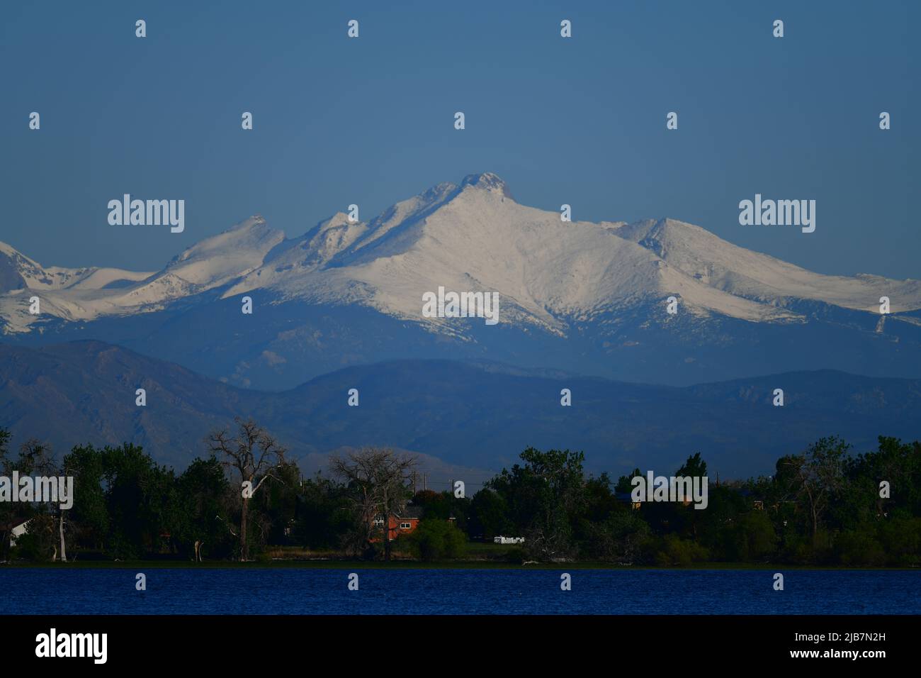 Die Berge von Colorado sind vom Barr Lake State Park aus zu sehen Stockfoto