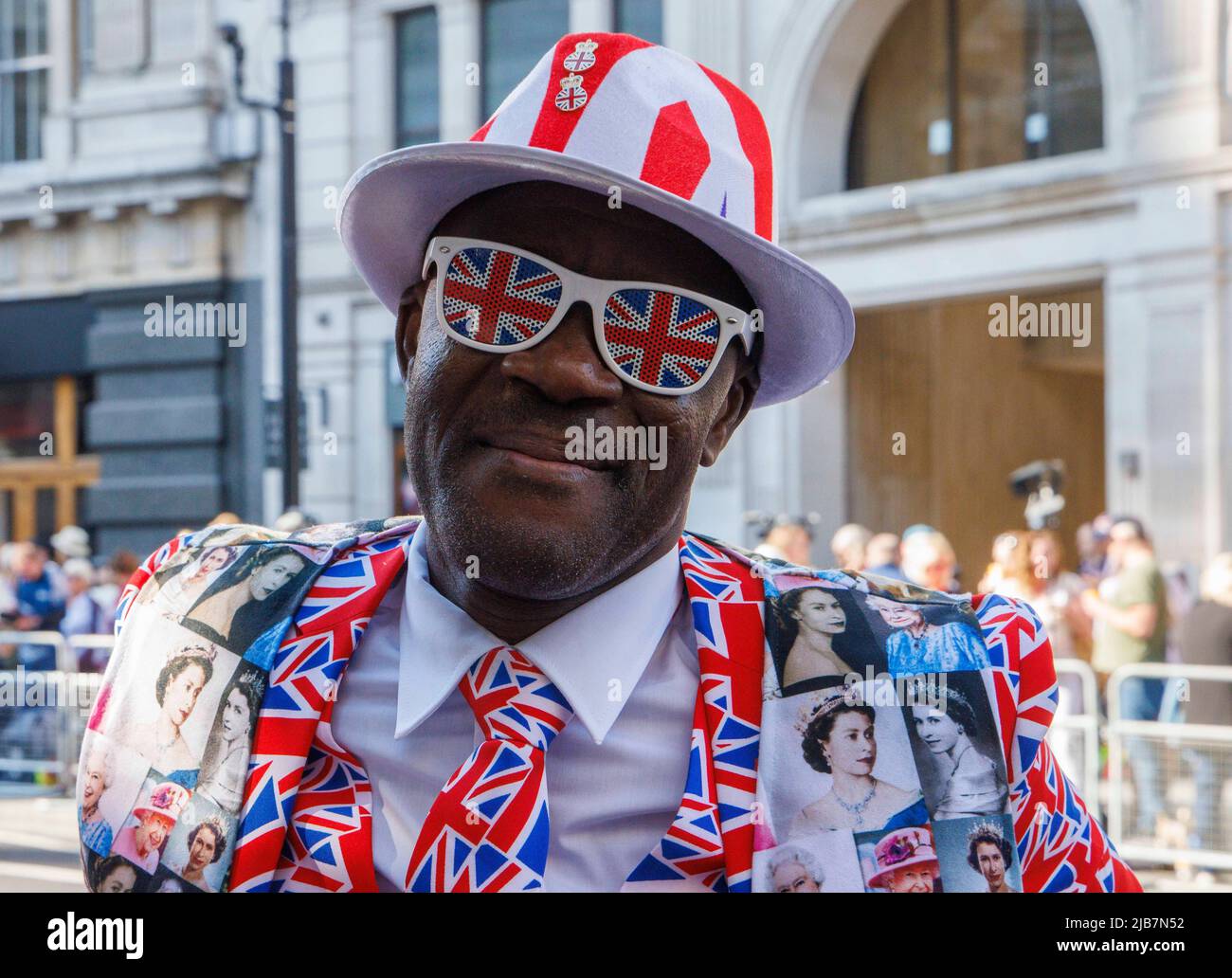 London, Großbritannien. 3.. Juni 2022. Ein königlicher Fan in der St. Pauls Cathedral für einen Thanksgiving Service an Ihre Majestät Königin Elizabeth II., um sie 70 Jahre auf dem Thron zu feiern. Kredit: Karl Black/Alamy Live Nachrichten Stockfoto