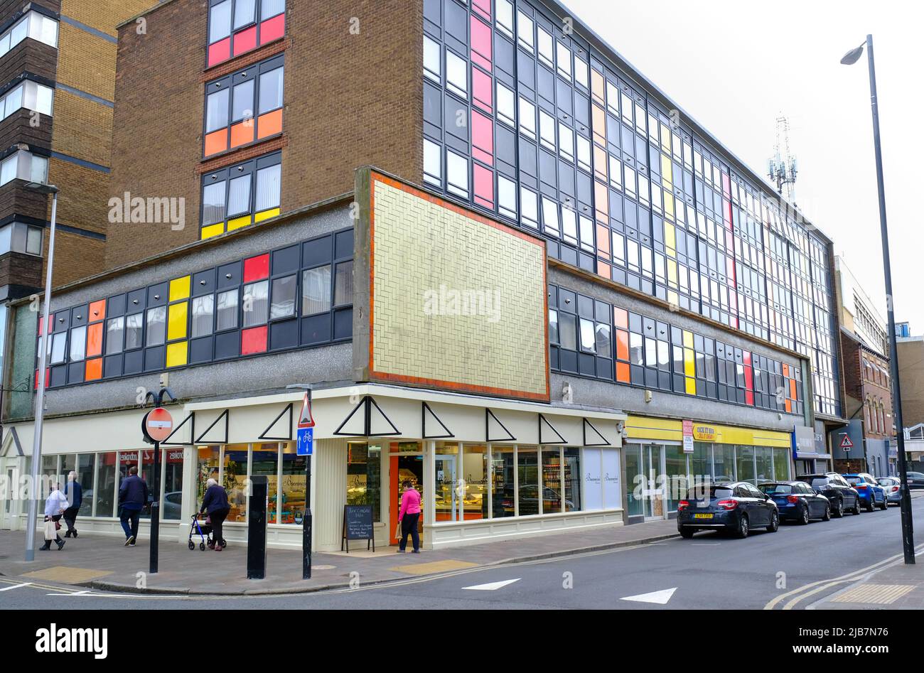 Hull, East Yorkshire, Großbritannien, 21. Mai 2022 Ein Handelsgebäude im Stadtzentrum von Hull mit bunten geometrischen Fenstern Stockfoto