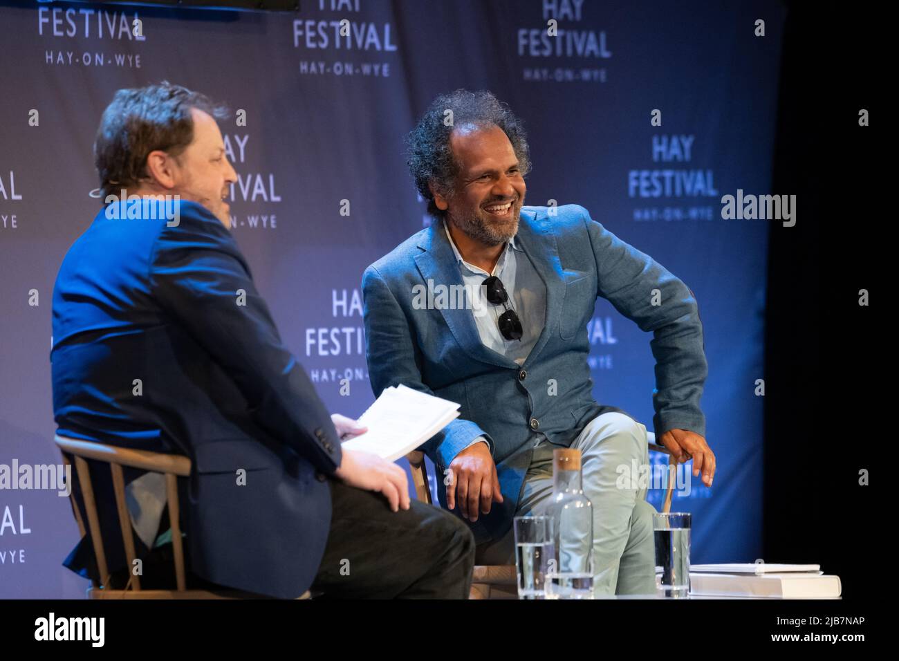 Hay-on-Wye, Wales, Großbritannien. 3.. Juni 2022. Sarfras Manzoor spricht mit Matthew d’Anconara beim Hay Festival 2022, Wales. Quelle: Sam Hardwick/Alamy. Stockfoto