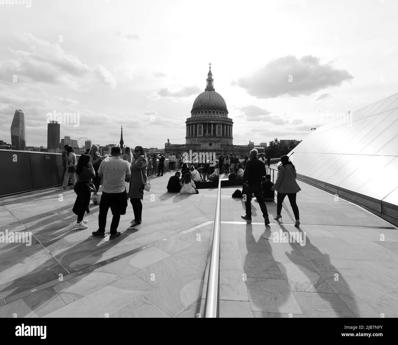 London, Greater London, England, Mai 21 2022: Blick von One New Change auf die St. Pauls Cathedral, während die Menschen sitzen, sich entspannen, Kontakte knüpfen und die Aussicht genießen. Stockfoto