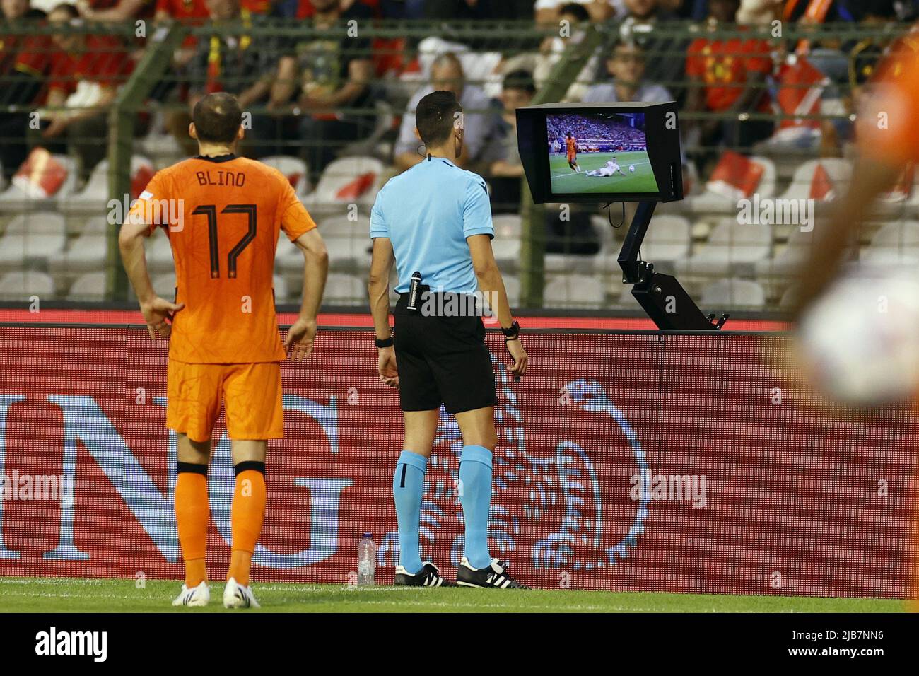 Brüssel, Belgien. 03.. Juni 2022. BRÜSSEL - Schiedsrichter Jose Maria Sanchez sieht sich die Aufnahmen während des UEFA Nations League-Spiels zwischen Belgien und den Niederlanden im King Baudouin-Stadion am 3. Juni 2022 in Brüssel, Belgien, an. KOEN VAN WEEL Credit: ANP/Alamy Live News Stockfoto