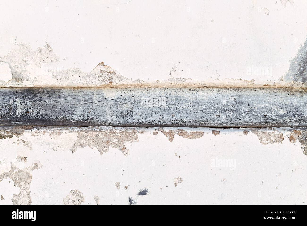 Grunge Hintergrund mit weißer Wand und dunklem Holzbalken Stockfoto