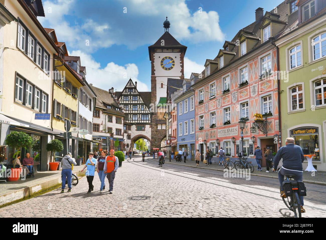 Freiburg, Deutschland - April 2022: Turm des alten Stadttores namens Schwabentor im historischen Stadtzentrum Stockfoto
