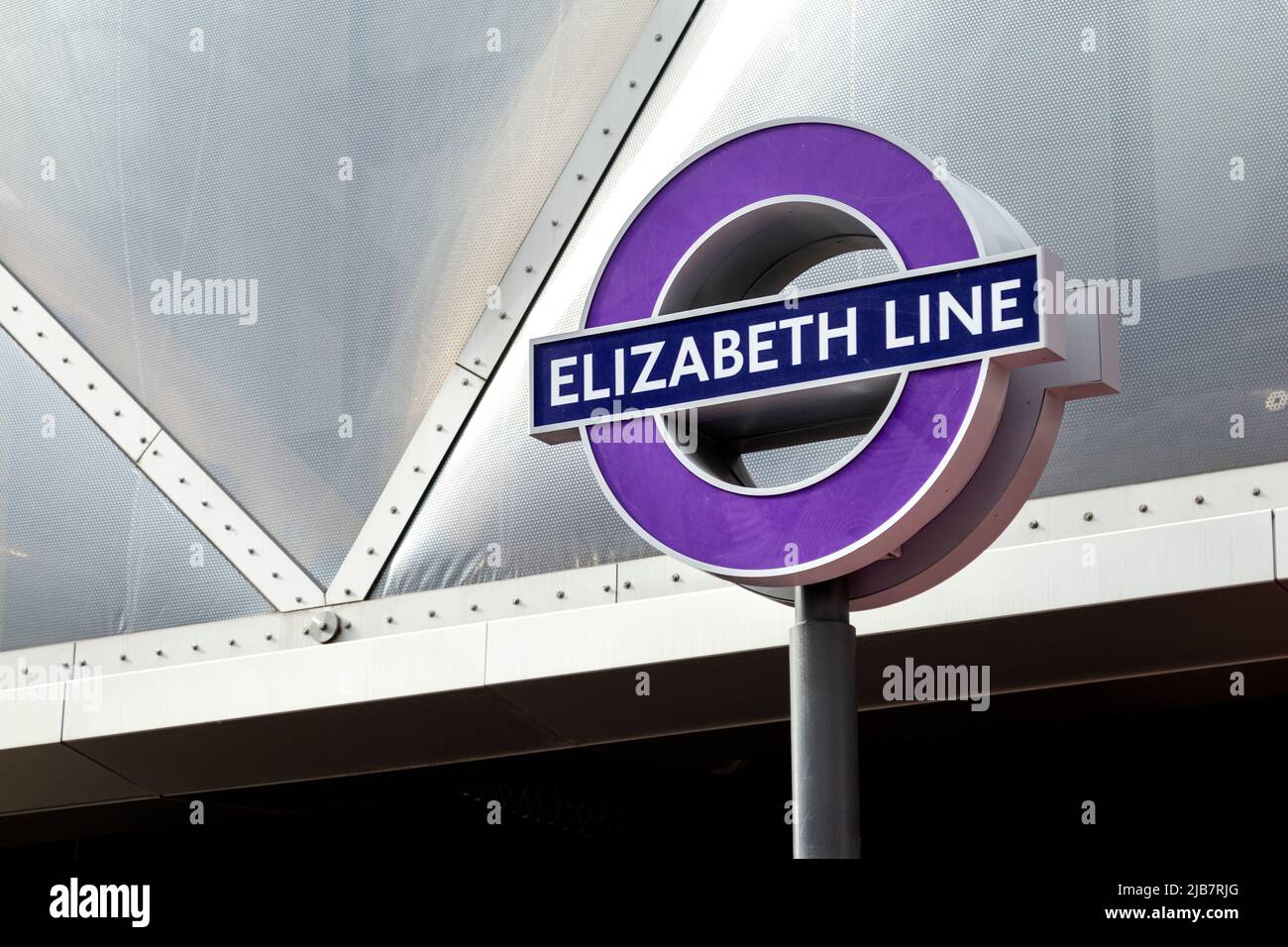 Schild für die Elizabeth Line am Crossrail Place, Canary Wharf, London, Großbritannien Stockfoto