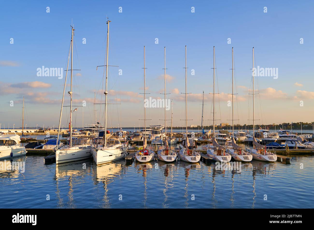 Viele Yachten und Boote parkten am Yachthafen von Sopot in der Nähe des Molo-Piers Stockfoto