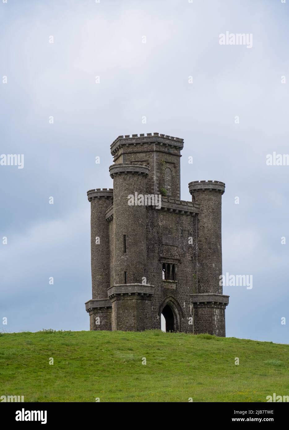 Paxton's Tower, eine neugotische Torheit, die zu Ehren von Lord Nelson errichtet wurde. Gelegen auf einem Hügel bei Llanarthney, River Tywi Valley in Carmarthenshire Wales Stockfoto