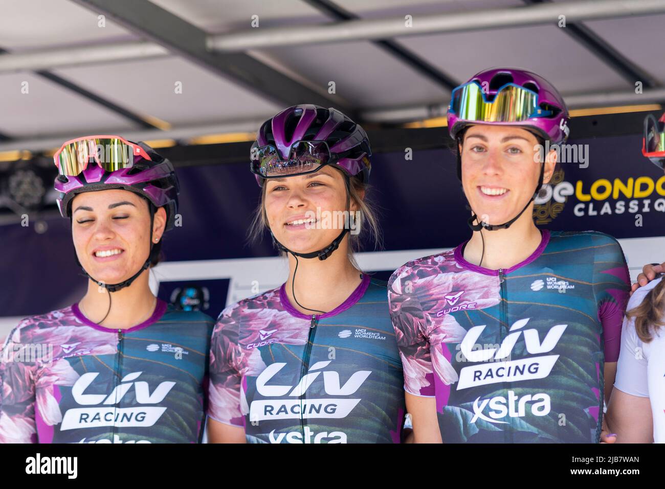 Rachele Barbieri, Amber van der Hulst, Quinty Ton vom Team Liv Racing Xstra beim RideLondon Classique Radrennen Etappe 1, in Maldon, Essex, Großbritannien Stockfoto