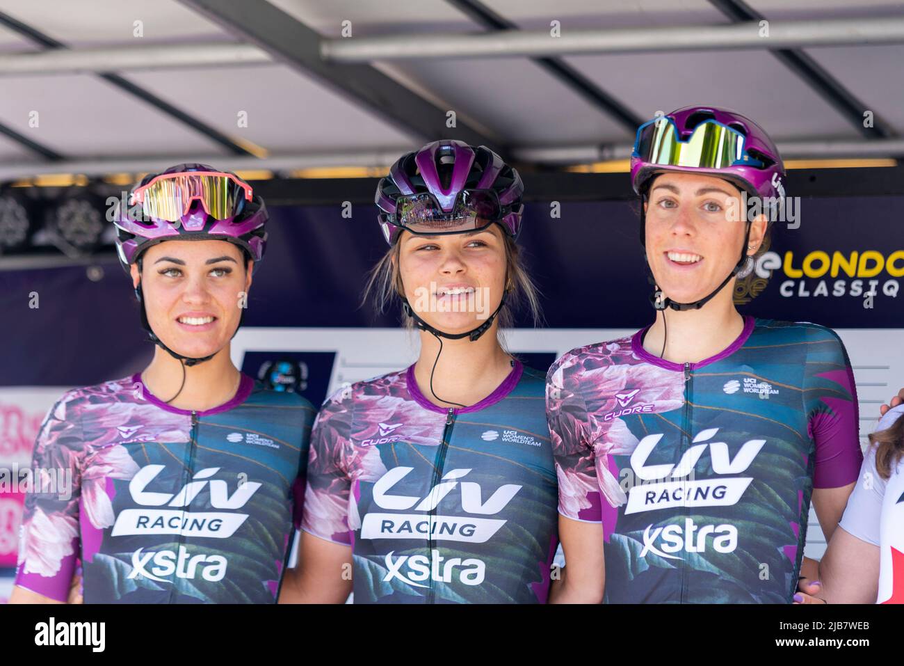 Rachele Barbieri, Amber van der Hulst, Quinty Ton vom Team Liv Racing Xstra beim RideLondon Classique Radrennen Etappe 1, in Maldon, Essex, Großbritannien Stockfoto