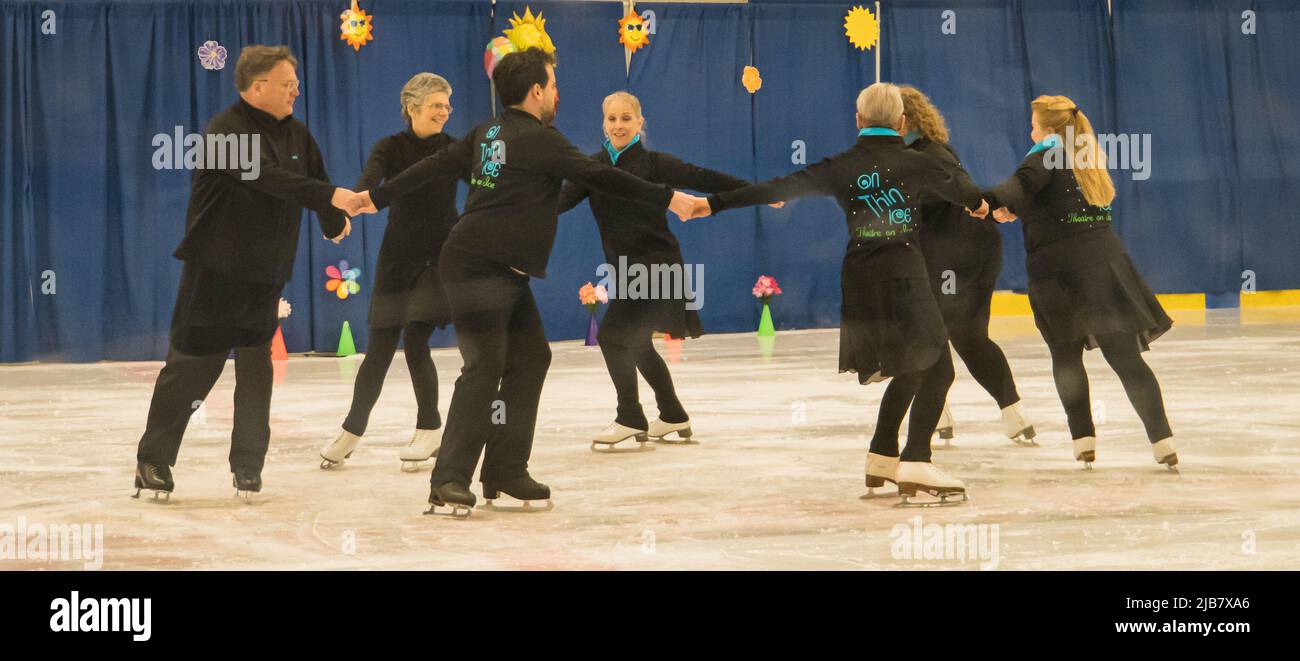 Burlington, Vermont/USA - 30. April 2022: Gruppe von Senioren namens „On Thin Ice“, die bei der „Spring Into Motion“-Eislaufshow in Burlington L auftreten Stockfoto