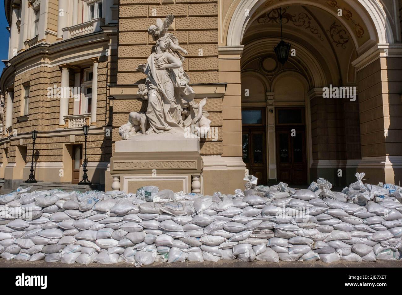 Barrikaden von Sandsäcken errichtet, um den Eingang des Odessa National Academic Theatre of Opera and Ballet zu schützen. Odessa, die drittgrößte Stadt der Ukraine im Süden des Landes, ist der wichtigste Marinestützpunkt der ukrainischen Marine und das Verwaltungszentrum der Region Odessa. Die Stadt, die am Ufer des Odessa-Golfs des Schwarzen Meeres steht, ist der größte kommerzielle Seehafen der Ukraine. Stockfoto