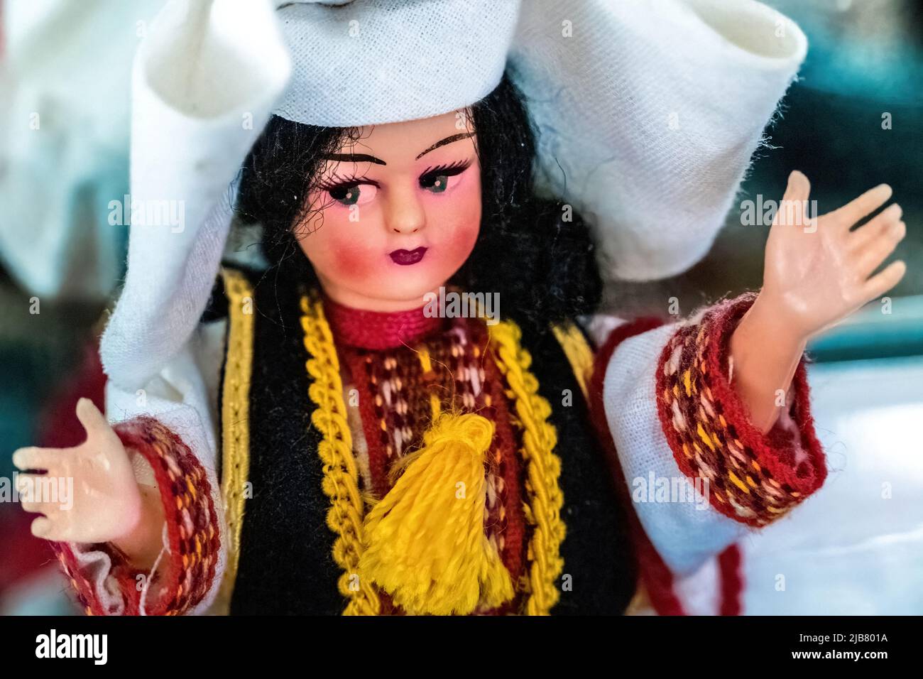 Eine Puppe mit traditioneller Kleidung, die die Frau symbolisiert, ist in Dubrovnik, Kroatien, verheiratet Stockfoto