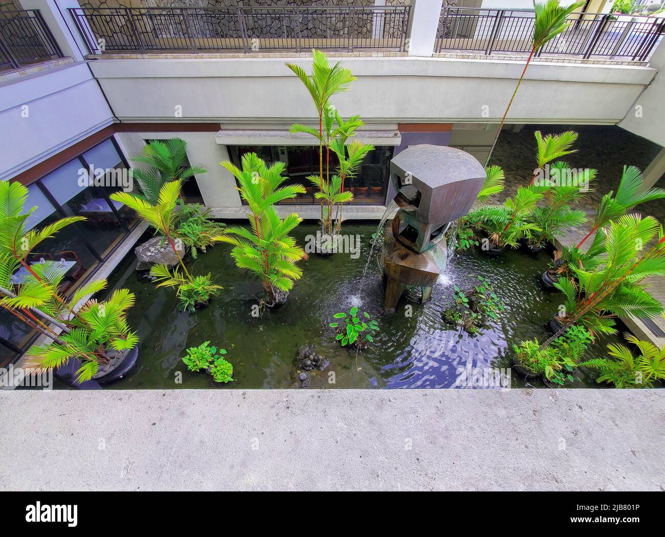 9. Mai 2021 – Honolulu, Hawaii – Ala Moana Center – Foto eines wunderschönen Wassergartens mit einem sehr großen Brunnen. Stockfoto