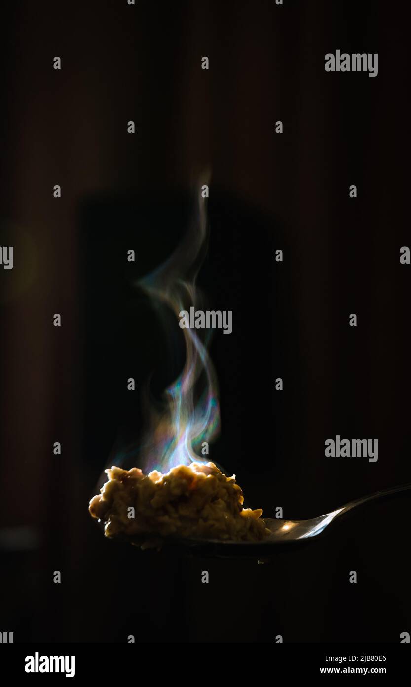Dämpfen von Speisen mit Hintergrundbeleuchtung Stockfoto