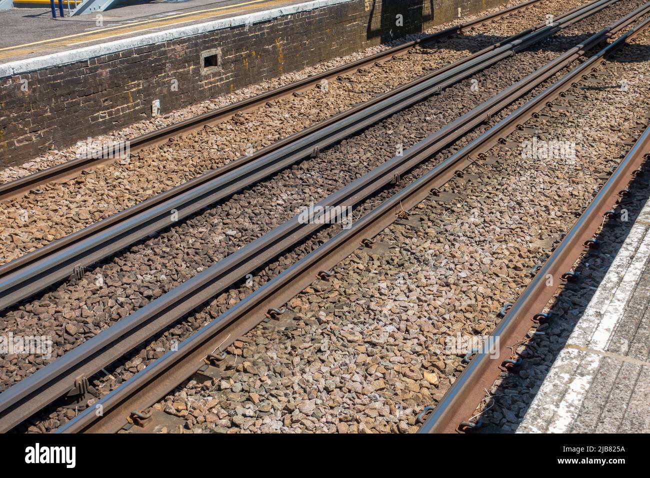 Third Rail,Track,lectrificationSystem,Kent, Third-Rail-Systeme sind ein Mittel zur Bereitstellung von elektrischer Zugkraft für Züge, die eine zusätzliche Schiene verwenden Stockfoto