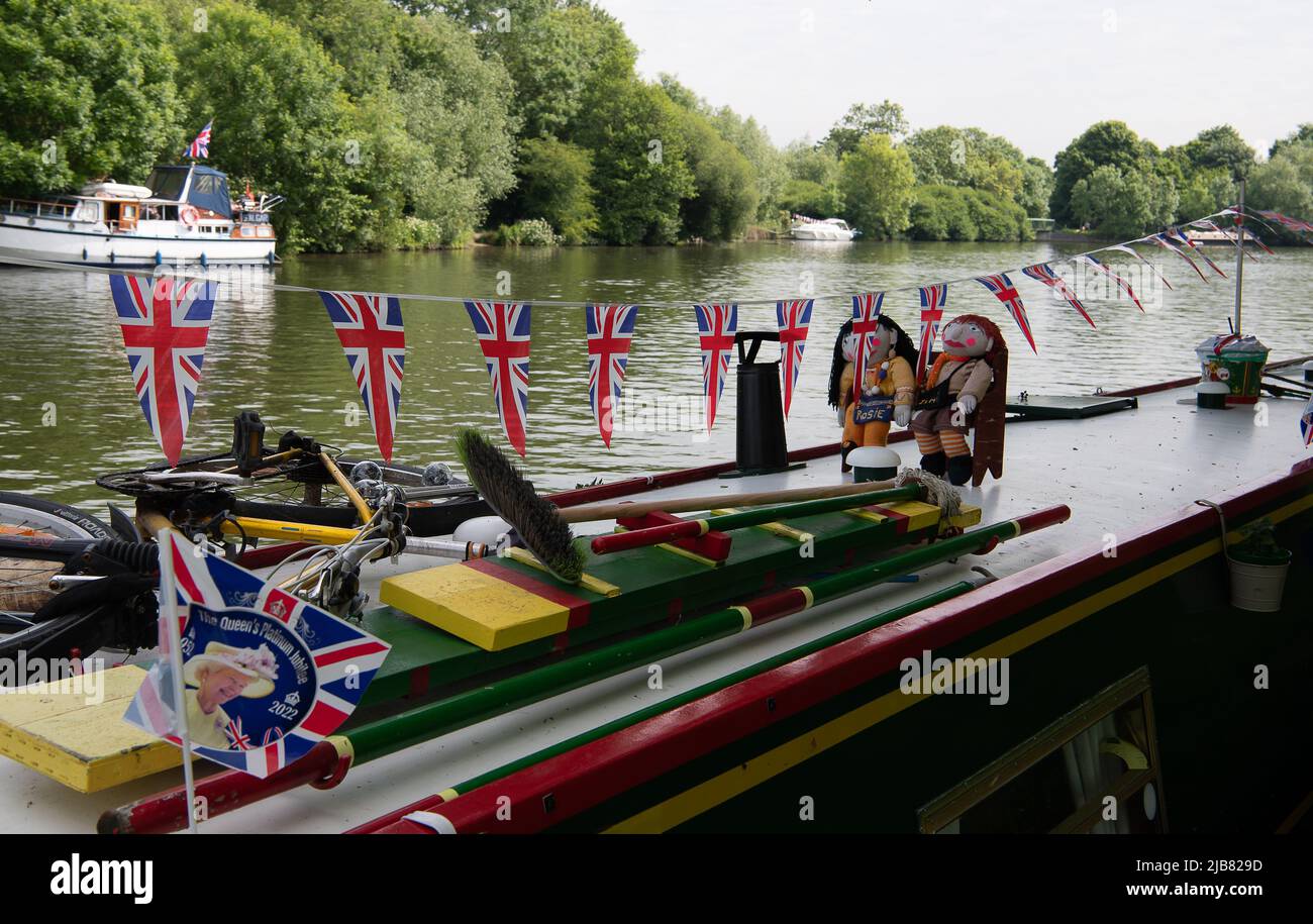 Windsor, Großbritannien. 3.. Juni 2022. Auf einem Lastkahn mit Rosie- und Jim-Charakteren hämmern. Windsor war heute wieder voll, als Einheimische, Besucher und Touristen den Jubilee Holiday der Königin feierten. Quelle: Maureen McLean/Alamy Live News Stockfoto