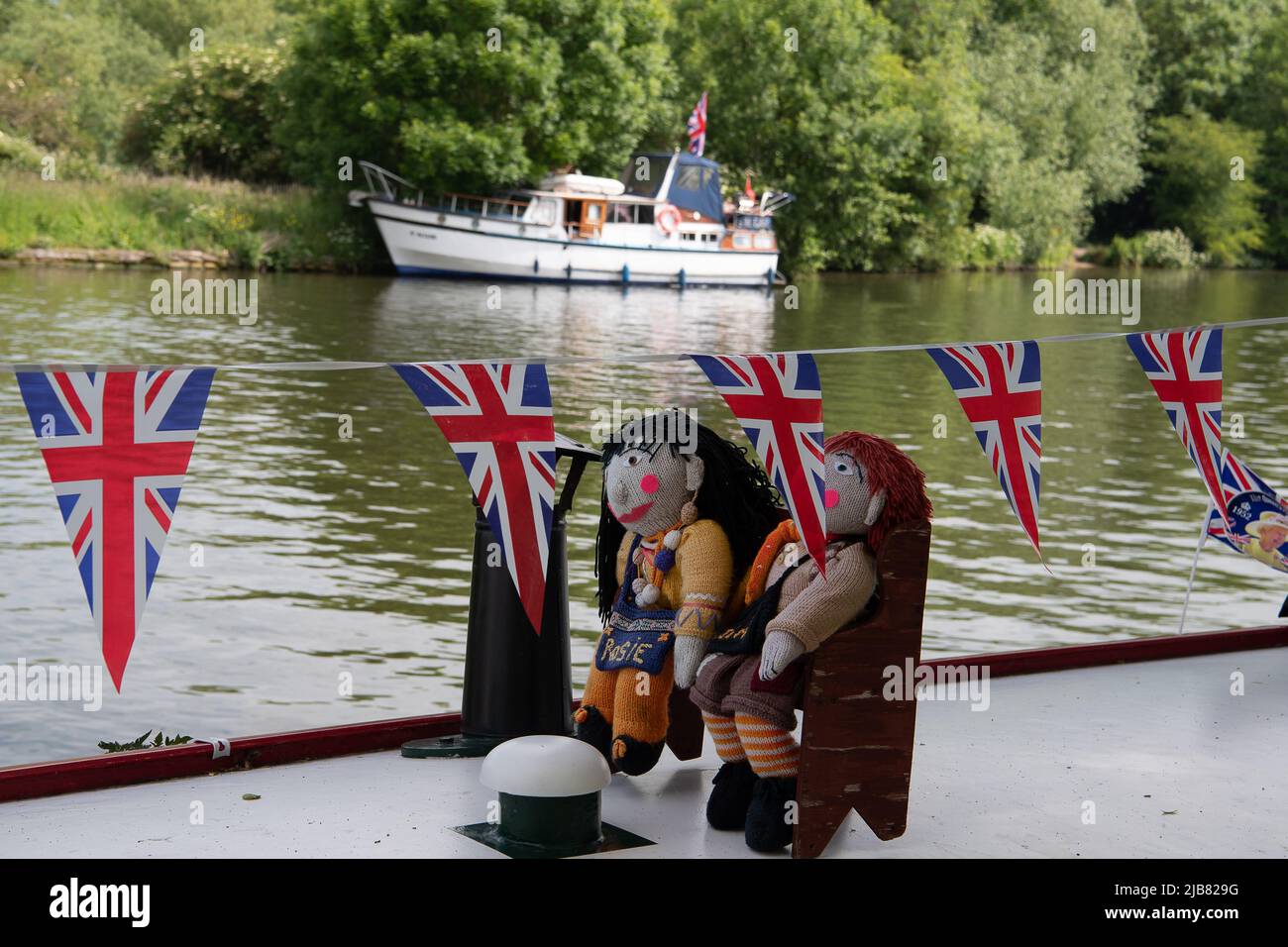 Windsor, Großbritannien. 3.. Juni 2022. Auf einem Lastkahn mit Rosie- und Jim-Charakteren hämmern. Windsor war heute wieder voll, als Einheimische, Besucher und Touristen den Jubilee Holiday der Königin feierten. Quelle: Maureen McLean/Alamy Live News Stockfoto