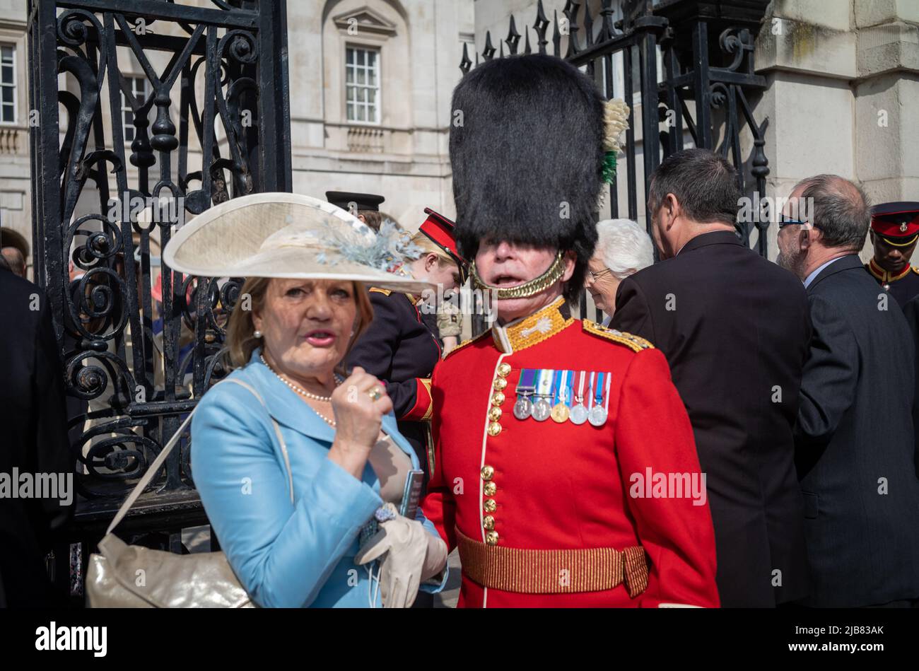 Ein Oberst mit den Welsh Guards der britischen Armee steht mit seiner Frau am Eingang zur Horse Guards Parade in London vor den Feierlichkeiten zum Q Stockfoto