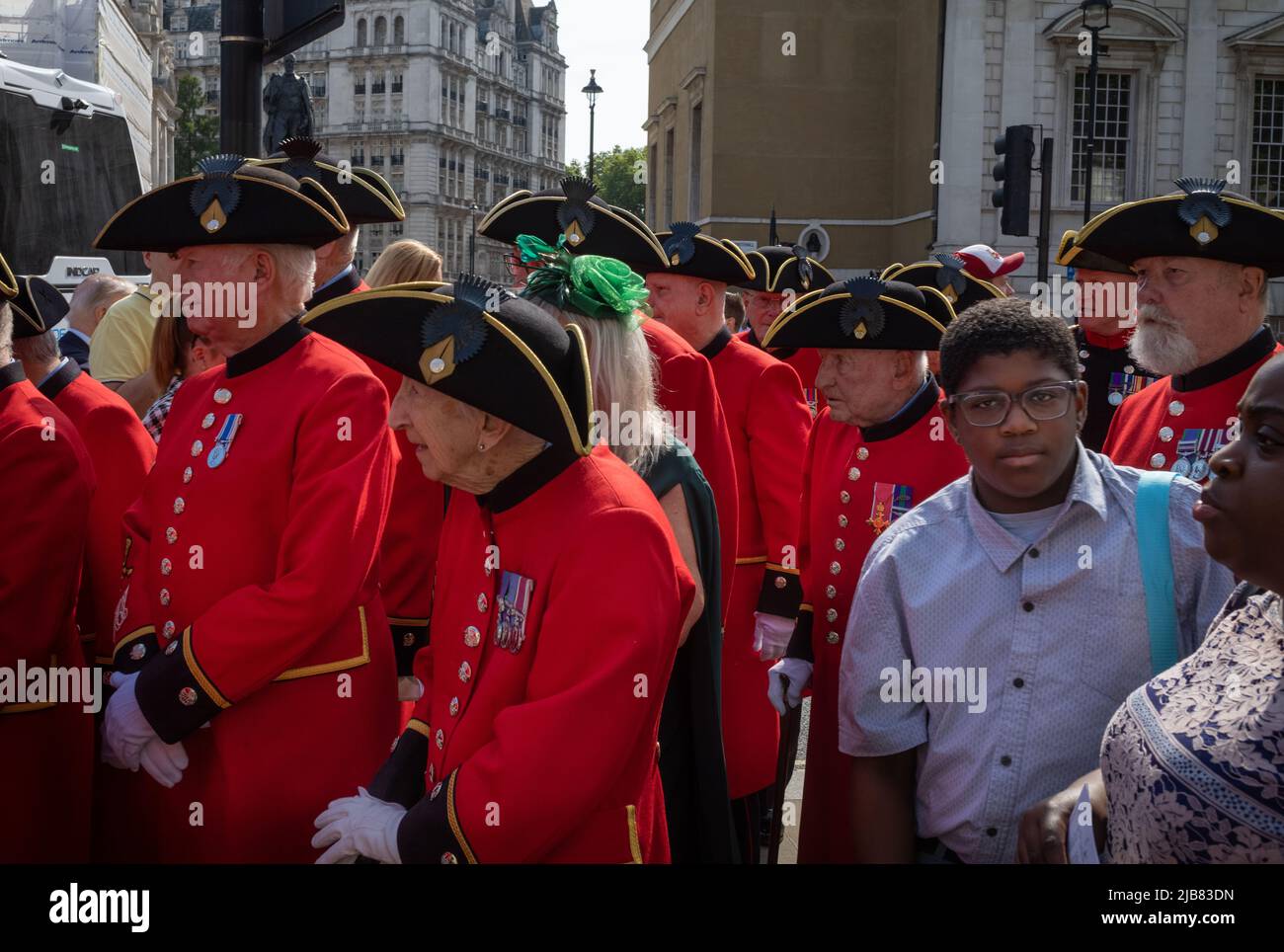 Chelsea-Rentner warten am Eingang zur Horse Guards Parade in Whitehall, London, auf das Platin-Jubiläum von Queen Elizabeth. Stockfoto