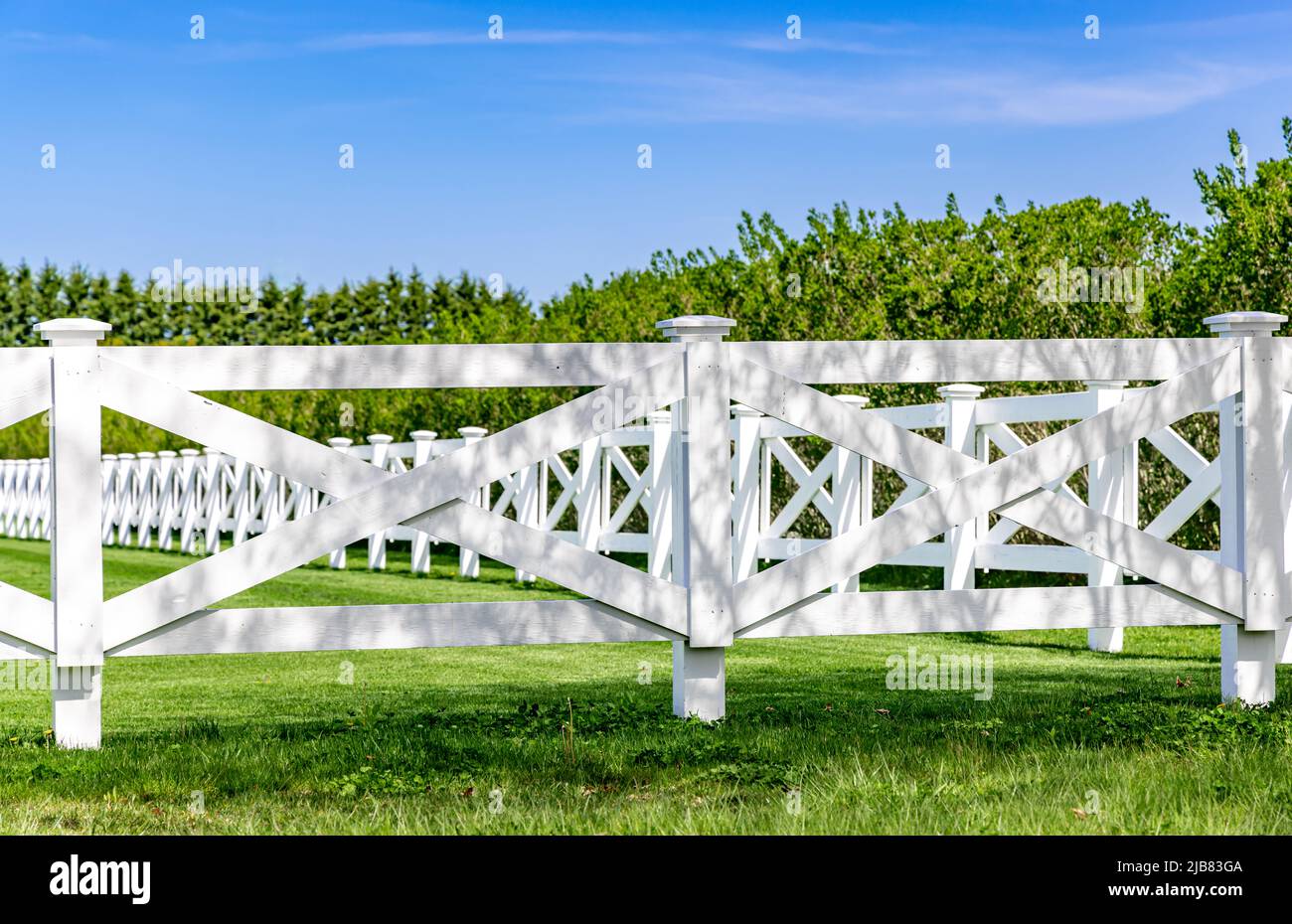 Weiße Zäune auf einer Pferdefarm der Wassermühle Stockfoto