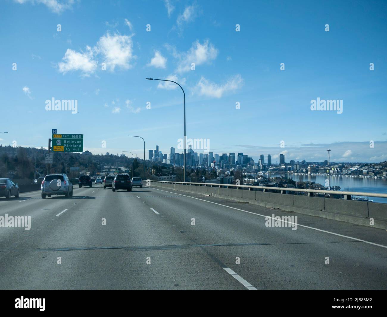 Seattle, WA USA - ca. April 2022: Blick auf den Highway, der in die Innenstadt führt, vorbei an einer Ausfahrt nach Bellevue und Kirkland. Stockfoto