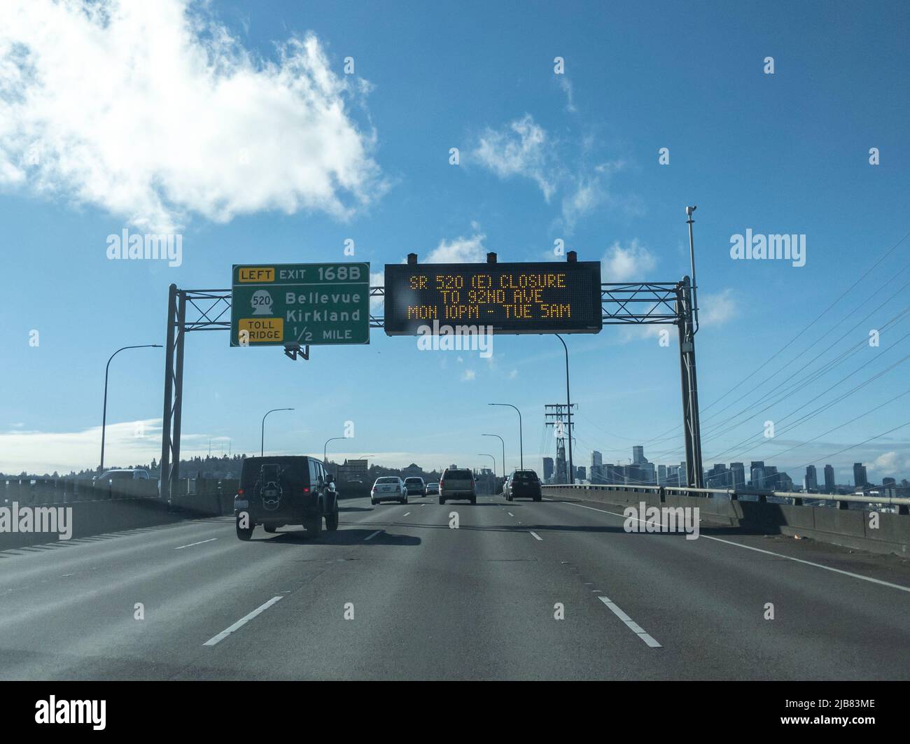 Seattle, WA USA - ca. April 2022: Blick auf den Highway, der in die Innenstadt führt, vorbei an einer Ausfahrt nach Bellevue und Kirkland Stockfoto