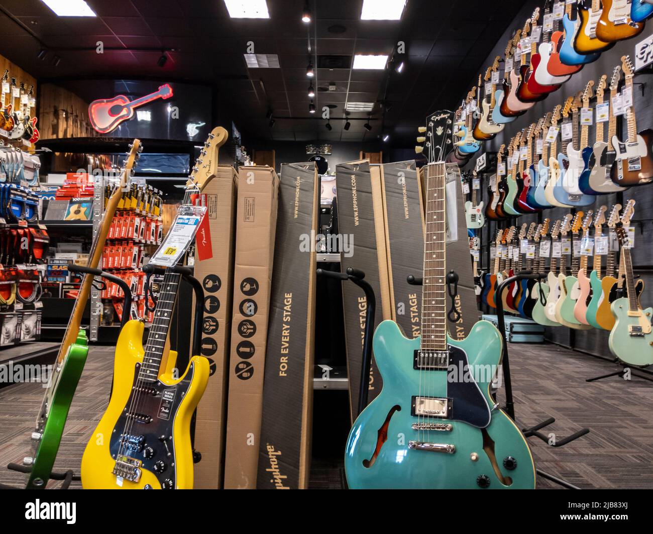 Lynnwood, WA USA - ca. Mai 2022: Ansicht verschiedener Gitarren zum Verkauf in einem Gitarrencenter Musikinstrumentengeschäft. Stockfoto