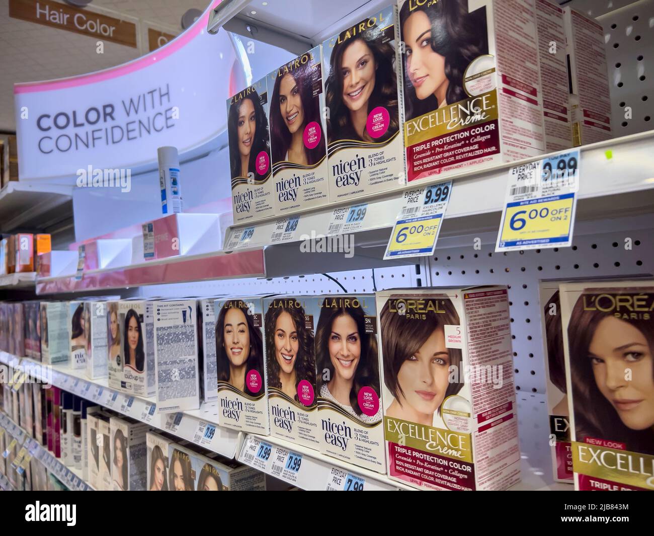 Seattle, WA USA - ca. Mai 2022: Abgewinkelte Ansicht eines Displays von verpackten Haarfärbemitteln zum Verkauf in einer Rite Aid Pharmacy. Stockfoto