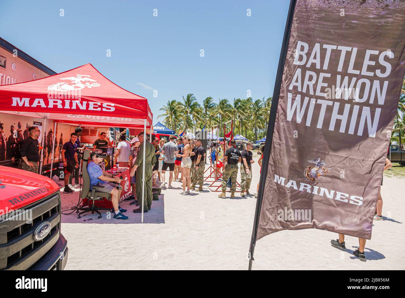 Miami Beach Florida, Hyundai Air & Sea Show Military Village Vendor Vendors, Aussteller Stände Stand Stände Streitkräfte Rekrutierung Prom Stockfoto